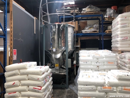 Mezcla vertical de la licuadora del mezclador del gránulo plástico hecha a máquina del acero del SUS para la producción plástica OVM-5000 de los productos