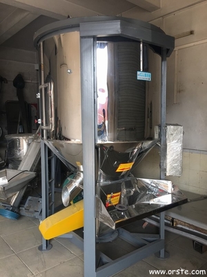 Mezcla vertical de la licuadora del mezclador del gránulo plástico hecha a máquina del acero del SUS para la producción plástica OVM-5000 de los productos